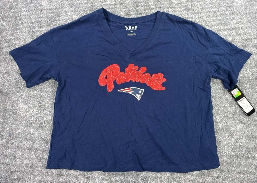 WEAR by Erin Andrews New England Patriots Women's V-Neck Graphic T-Shirt Large